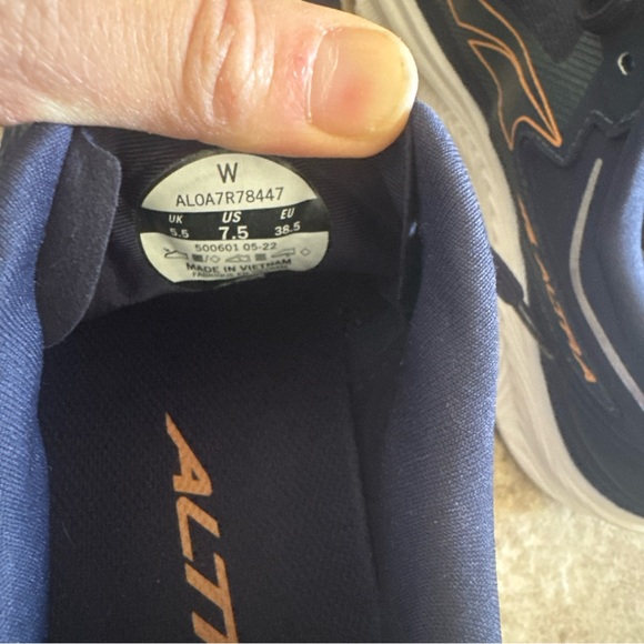 Altra torin 6 Running Sneakers 7.5 WIDE-worn a few times inside- excellent cond - Picture 7 of 8